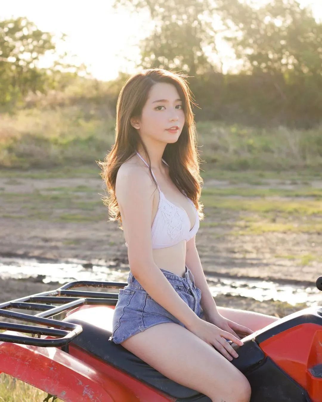台湾网红若茵，甜美可人的气质女神