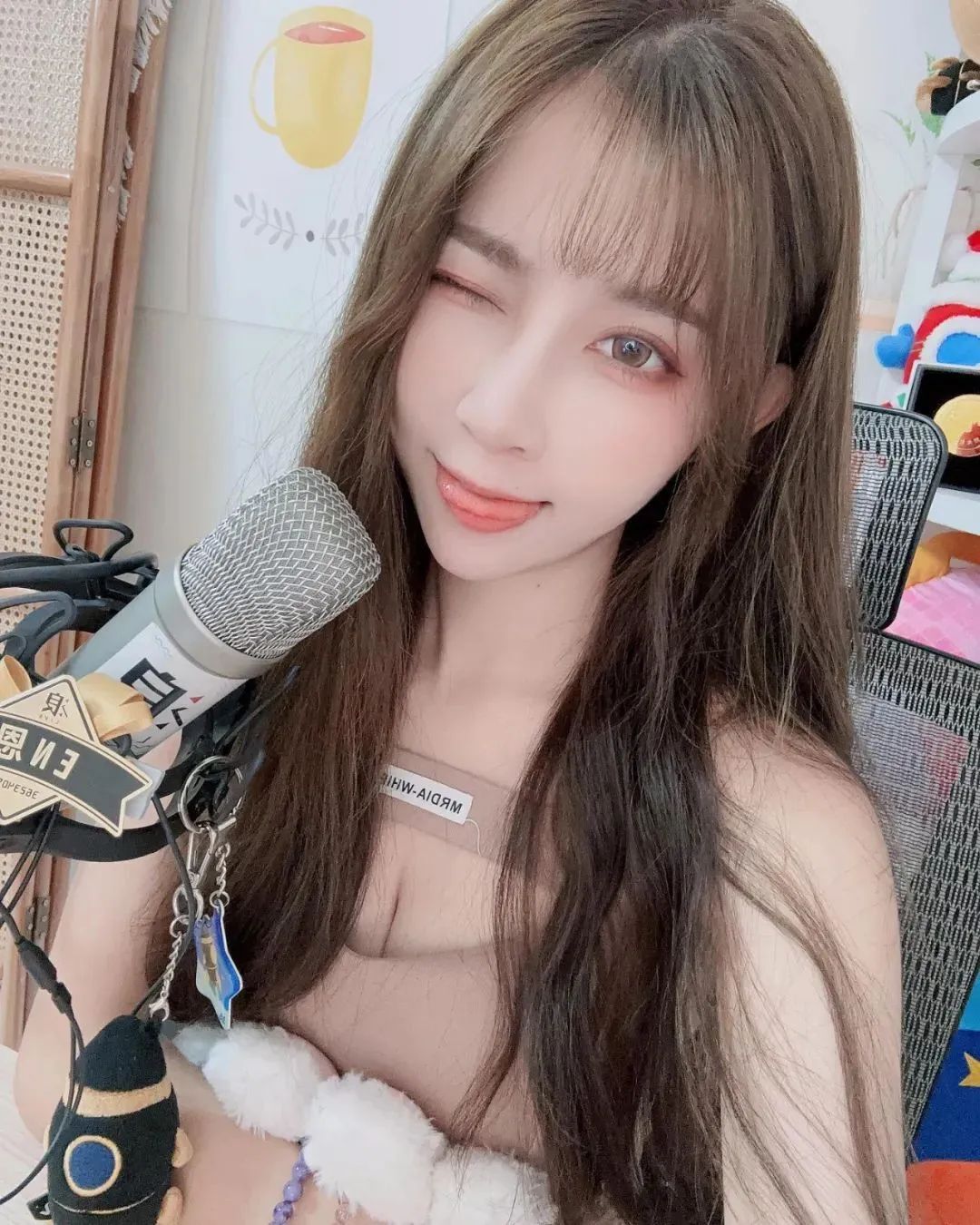 台湾网红enen0528，甜美迷人的阳光美少女