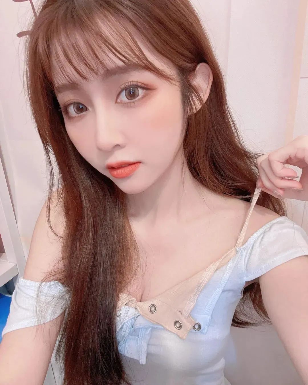 台湾网红enen0528，甜美迷人的阳光美少女