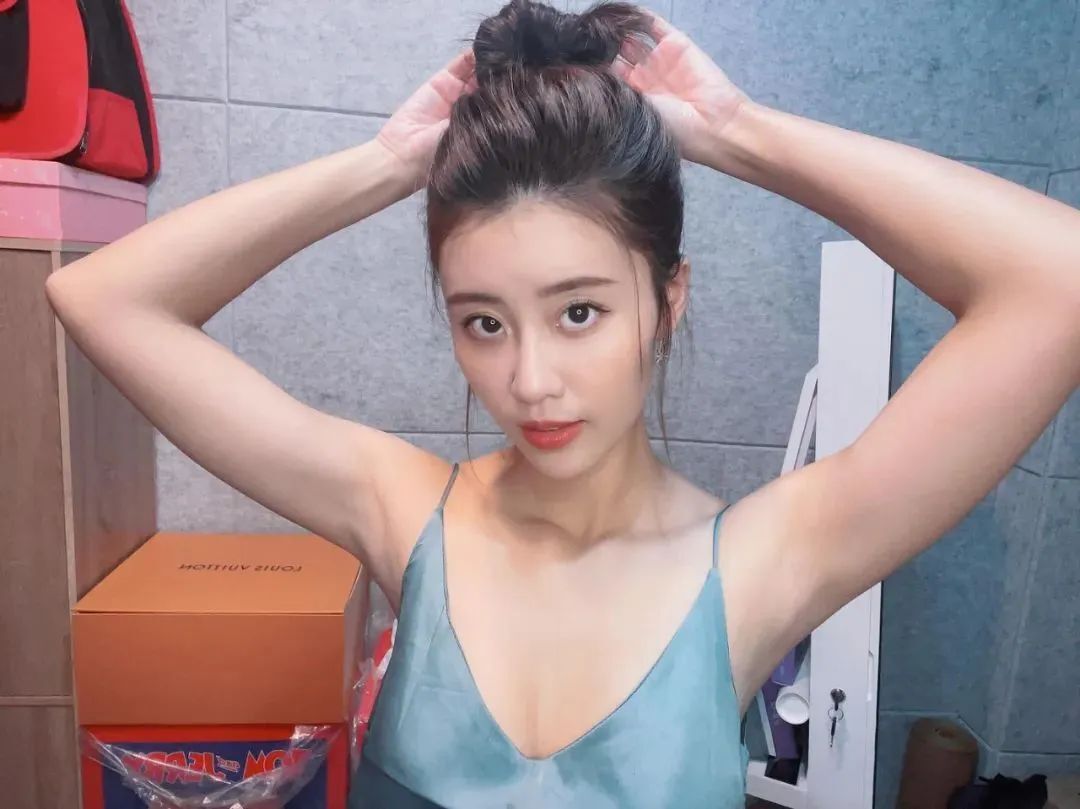 台湾网红林真亦，甜美又性感的“微笑女神”