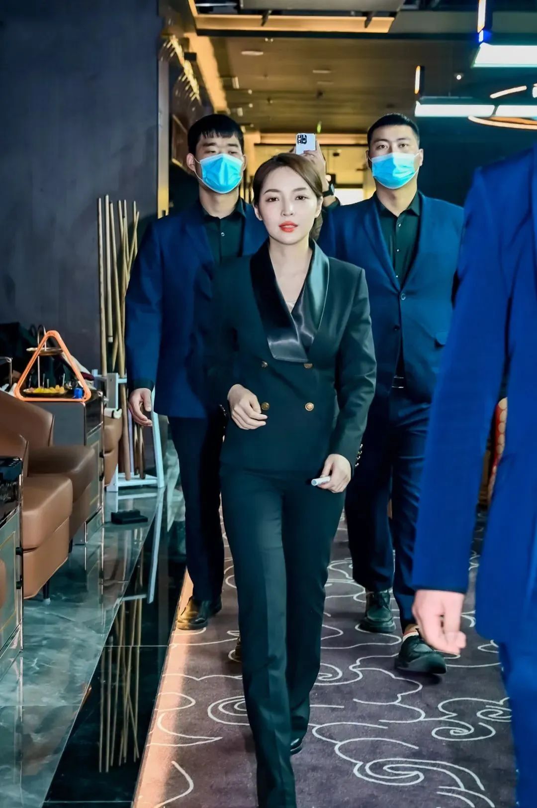 国产网红王钟瑶，辣度指数爆表的最美桌球裁判