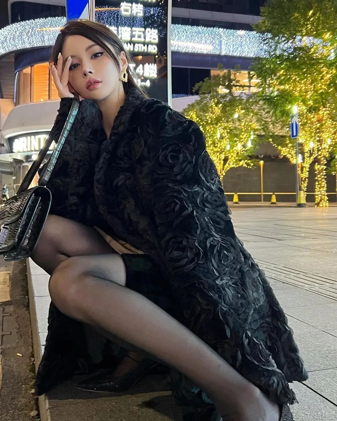 国产网红笑辛，拥有精致五官桃花眼的高冷系女神