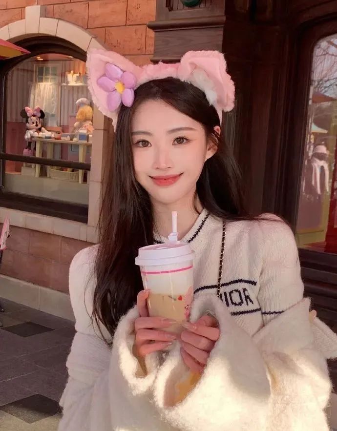 国产网红叶逸，如樱花般绽放美丽的温柔系女神