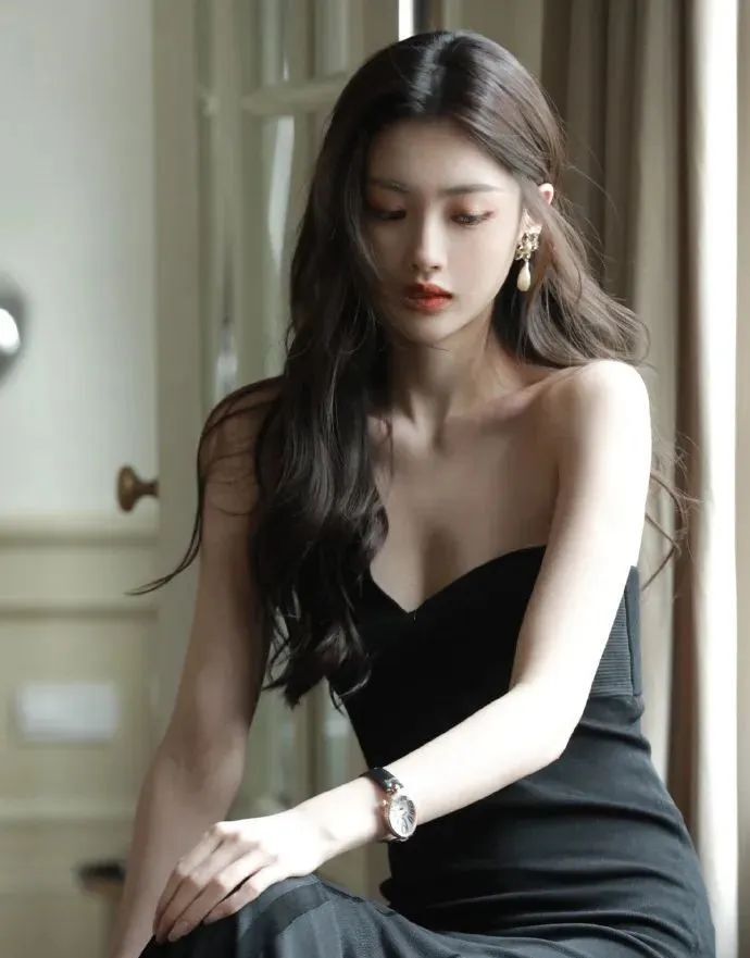 国产网红叶逸，如樱花般绽放美丽的温柔系女神