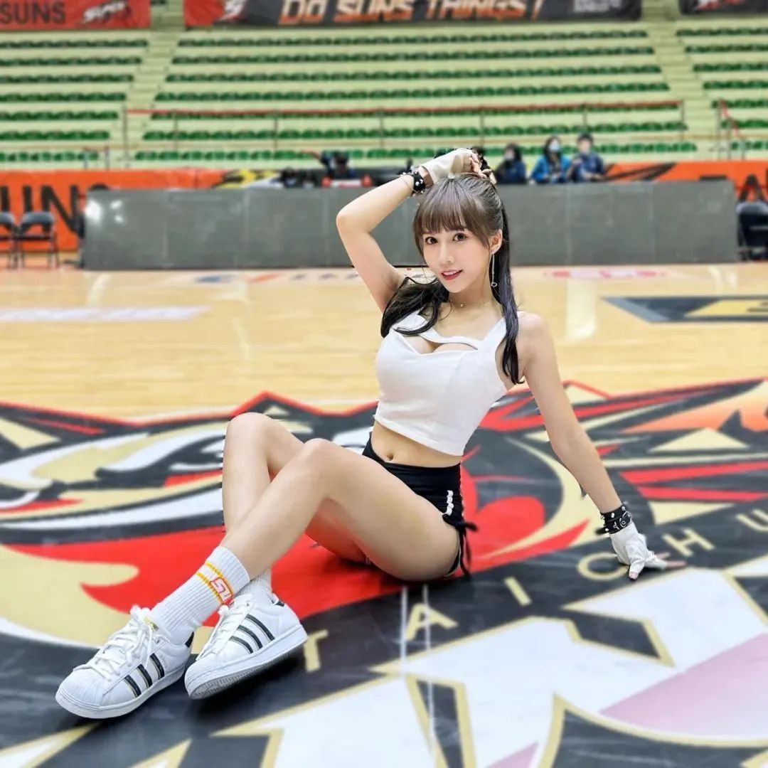 台湾网红王俪洁，甜美又性感的啦啦队女神
