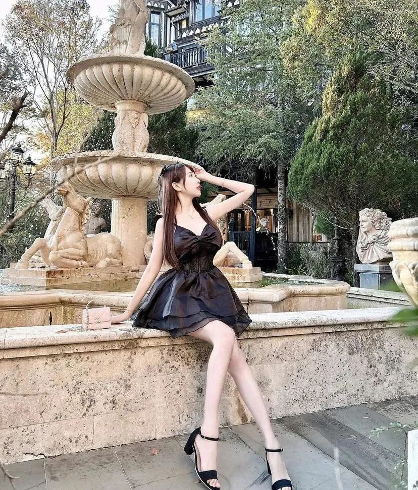 台湾网红 | 蕾儿，甜美又性感的顶级车模