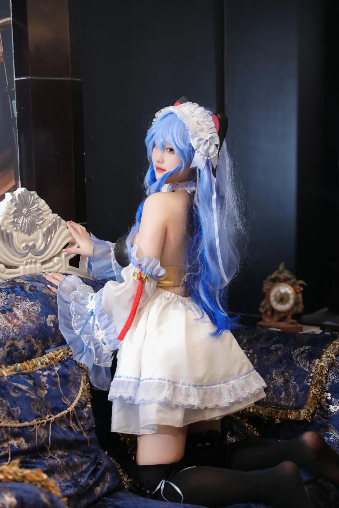 COS：原神甘雨女仆装COS看我乖嘛