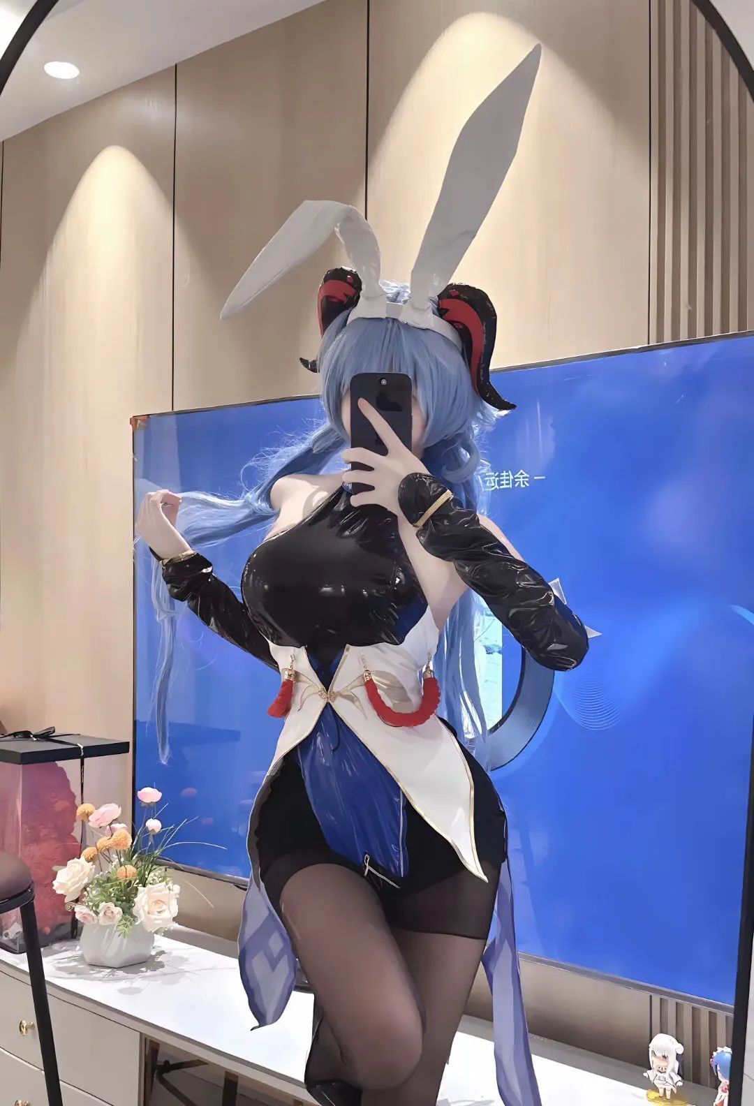 原神cos：黑丝+高跟，赛车服申鹤太顶了！白丝泳装刻晴，兔女郎甘雨绫华让玩家狂喜！