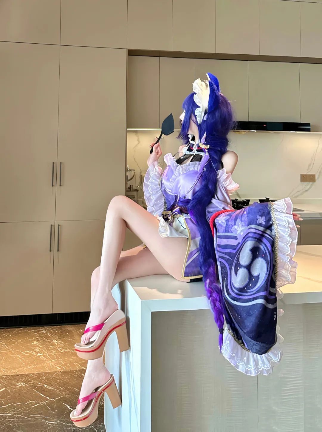 原神cos：车模申鹤太漂亮了！白丝婚纱刻晴像极了初恋！甘雨秘书太干练了！女仆绫华让人心动！
