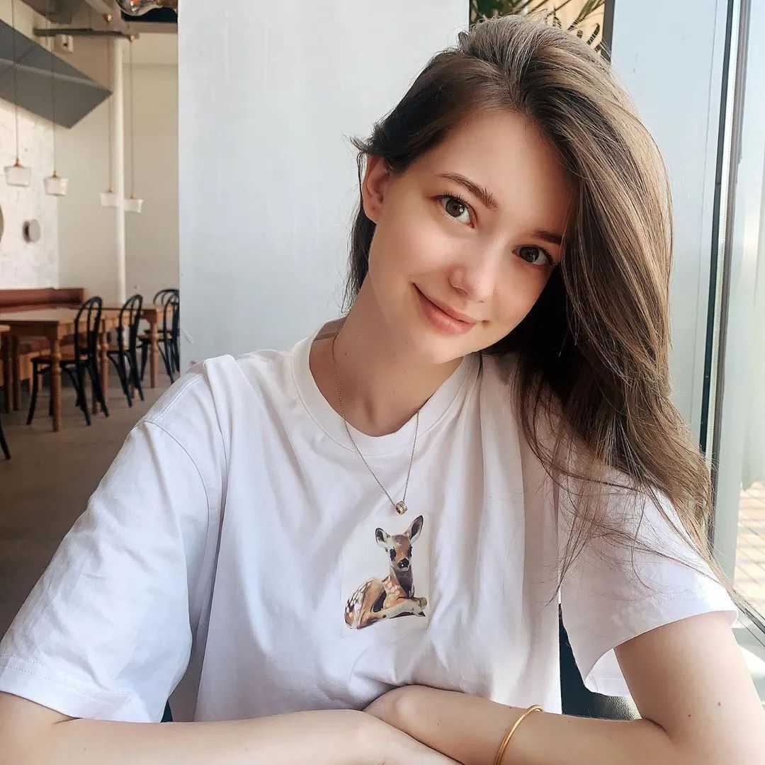 秦妃美图集，浙大混血留学生，颜值神似“赫本”