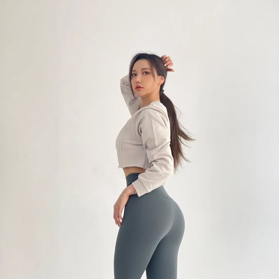 INS美女 | 韩国普拉提教练yetto，精致面容的性感健身模特