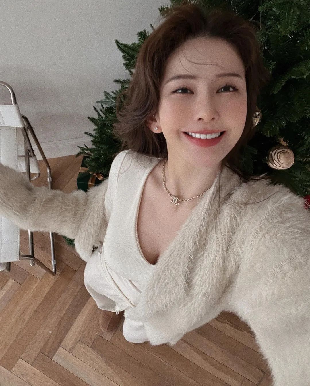 台湾模特粘婉柔，明道大学校花，洋娃娃美女！