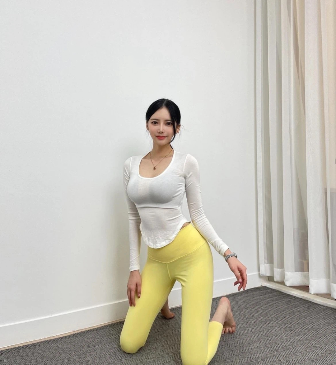 INS美女 | 韩国高颜值超欲健身模特，D杯+蜜桃臀！