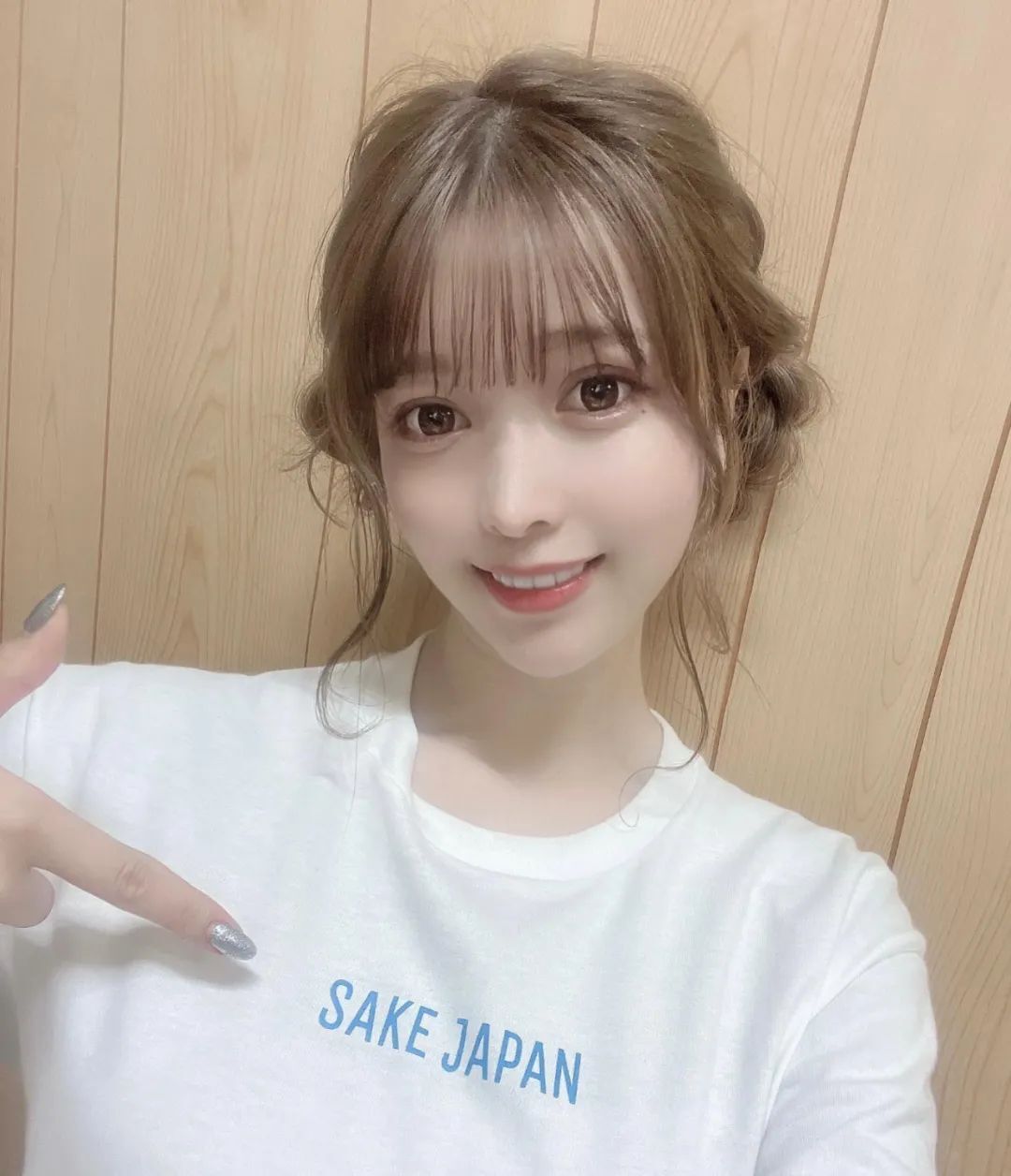 七濑奈奈| 23岁的日本赛车模特冠军 超丰满身材和逆天长腿