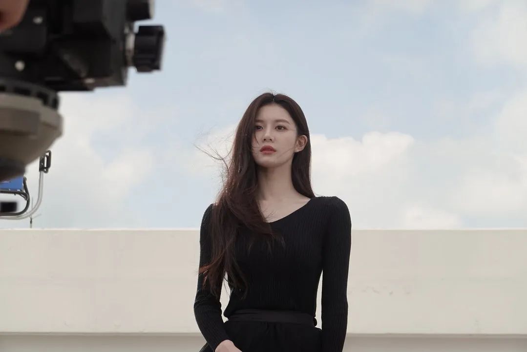 高允贞INS更新， 韩国“整形模板”的清冷系美女