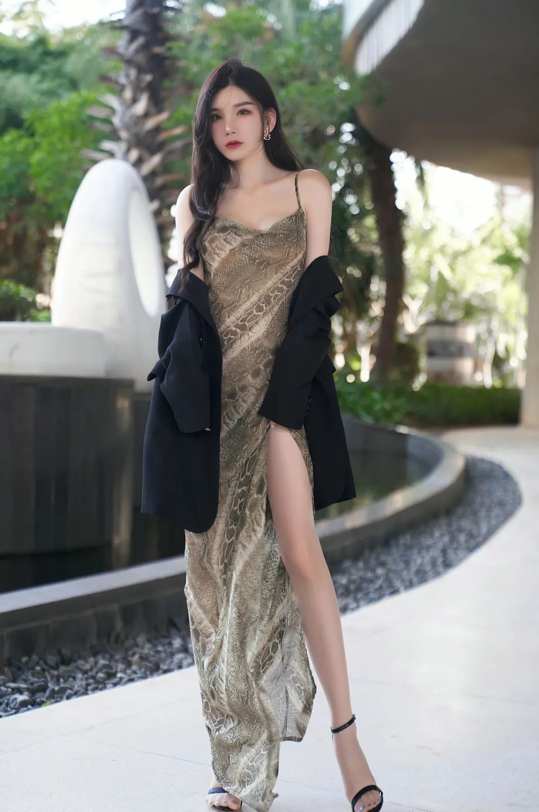 周于希 | 秀人网模特，长腿小姐姐写真
