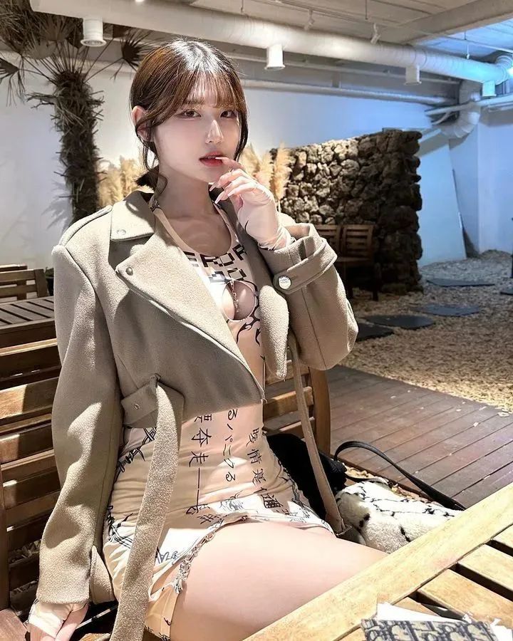 [仙女集]一双明月贴胸前，紫禁葡萄碧玉圆