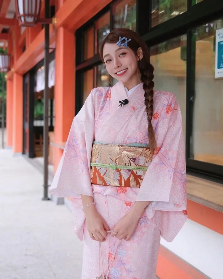 [仙女集]她望着年方十七，凹凸小巧，楚楚动人