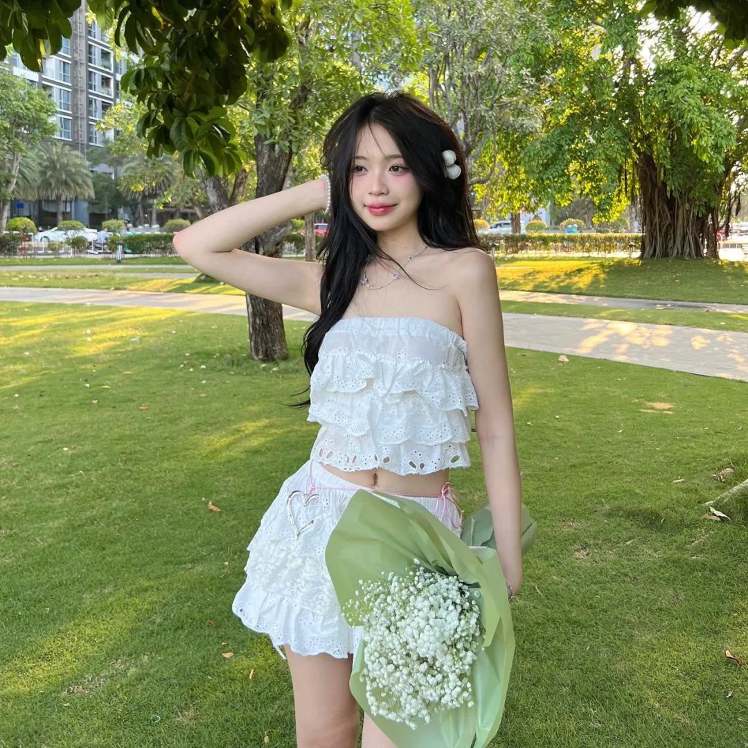 白色短裙少女