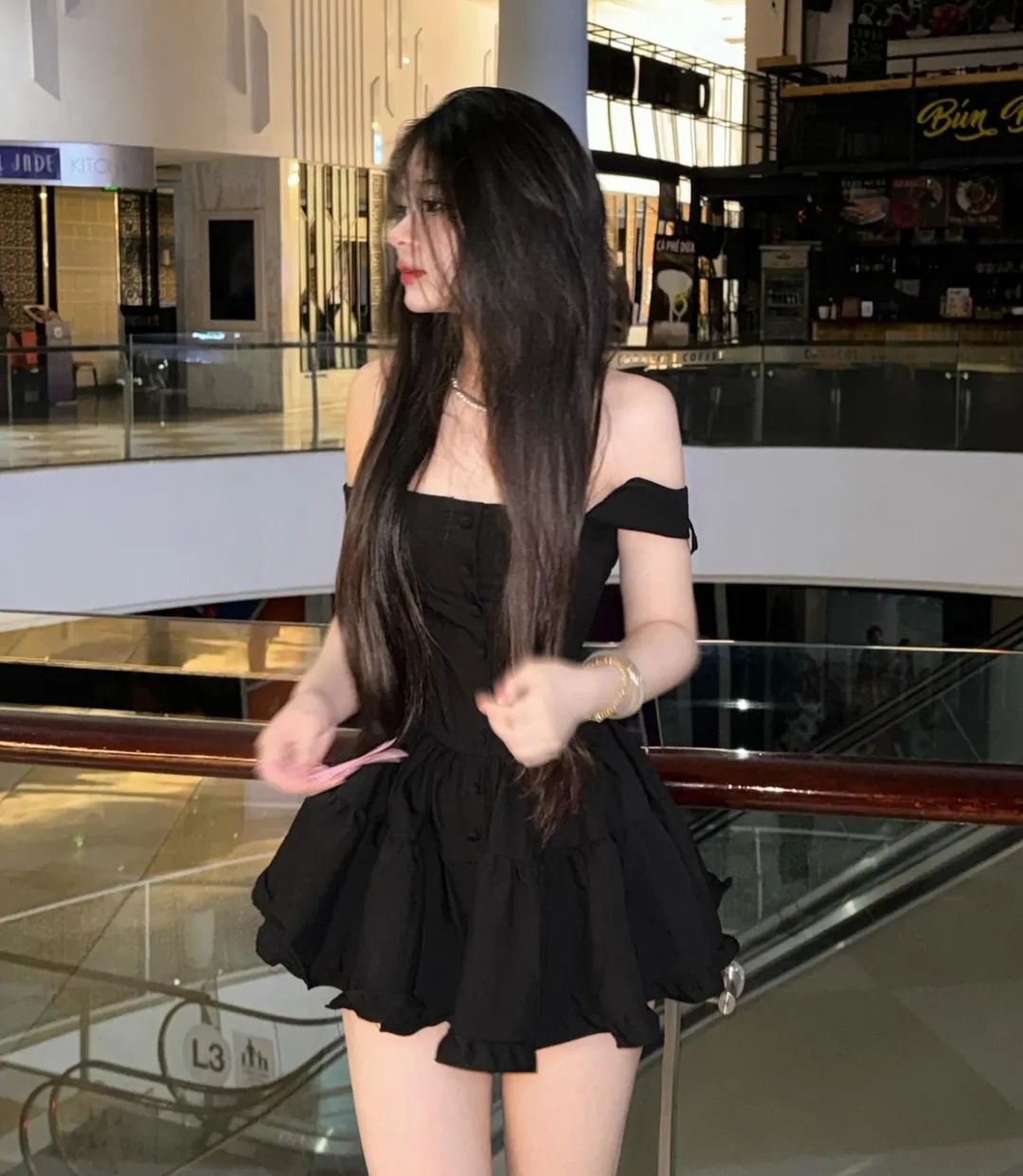 黑色连衣裙