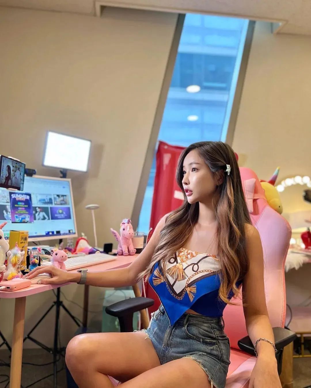 美女壁纸丨韩国最美车模omingky120，身材与美貌并存的网红美女