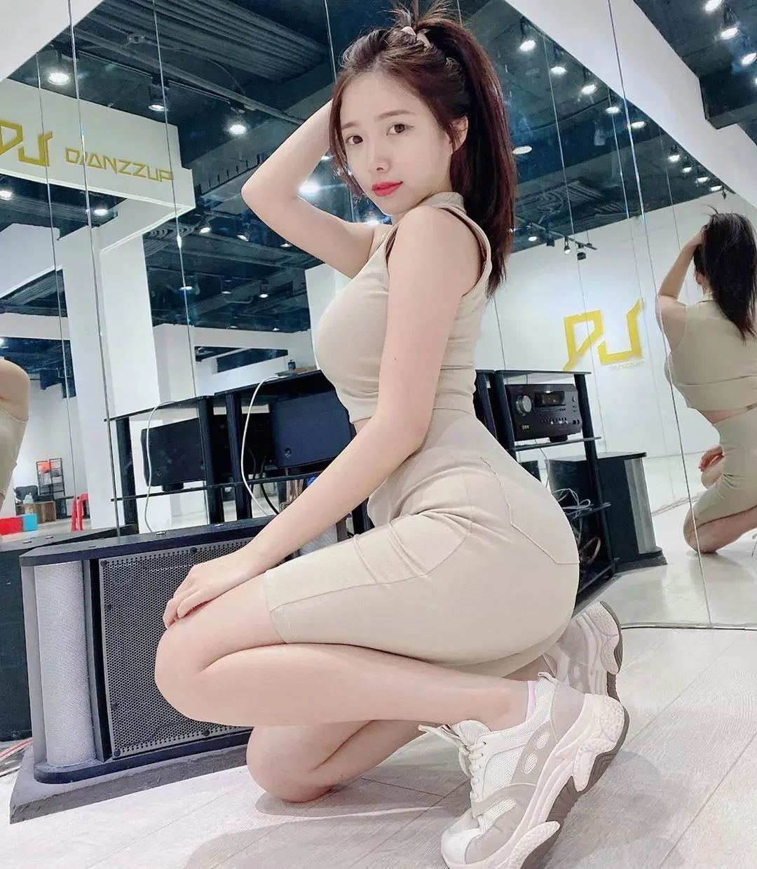 美女壁纸丨蓝星蕾，长相甜美可人的网红美女