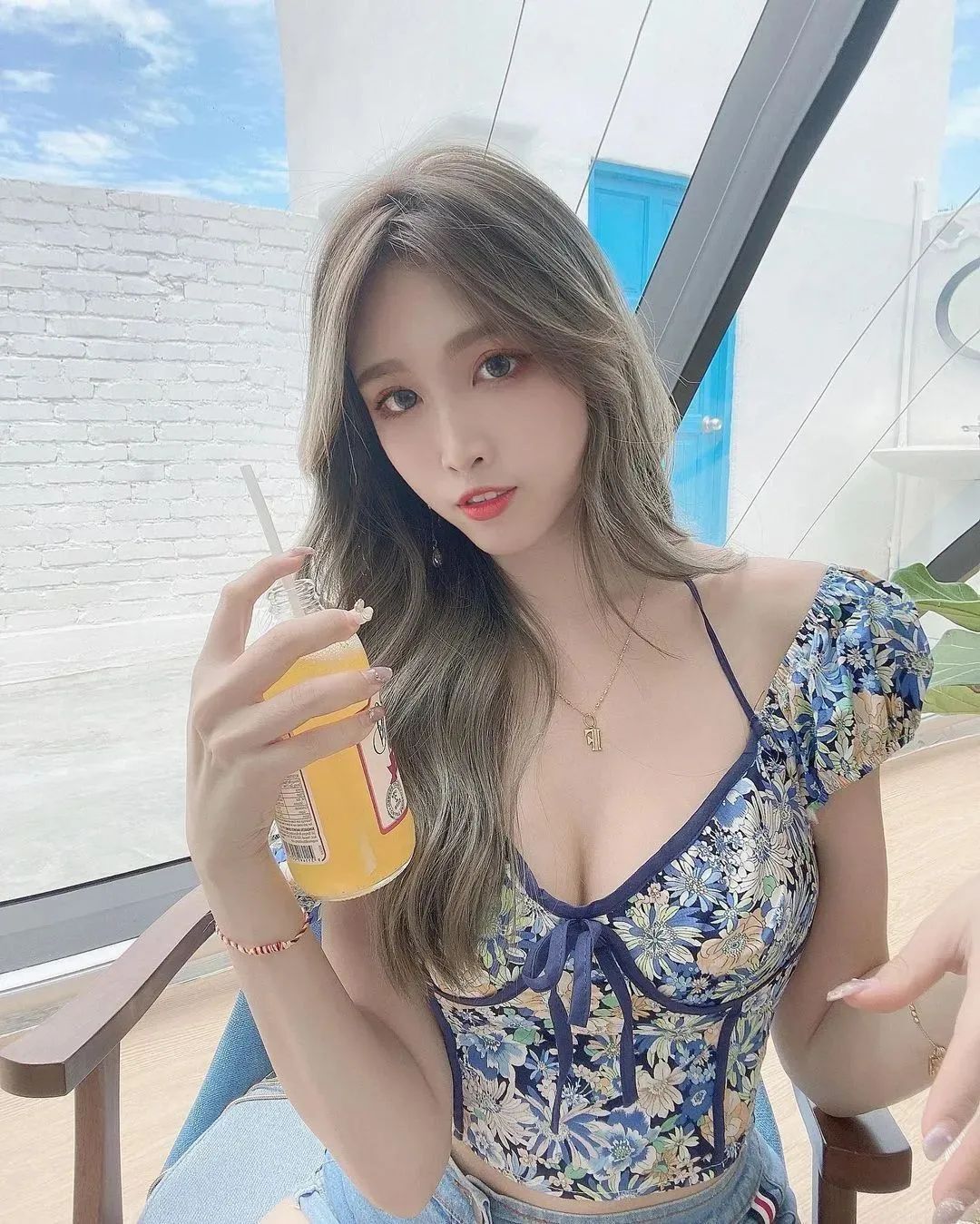 粉朵拉，美艳动人的网红美女