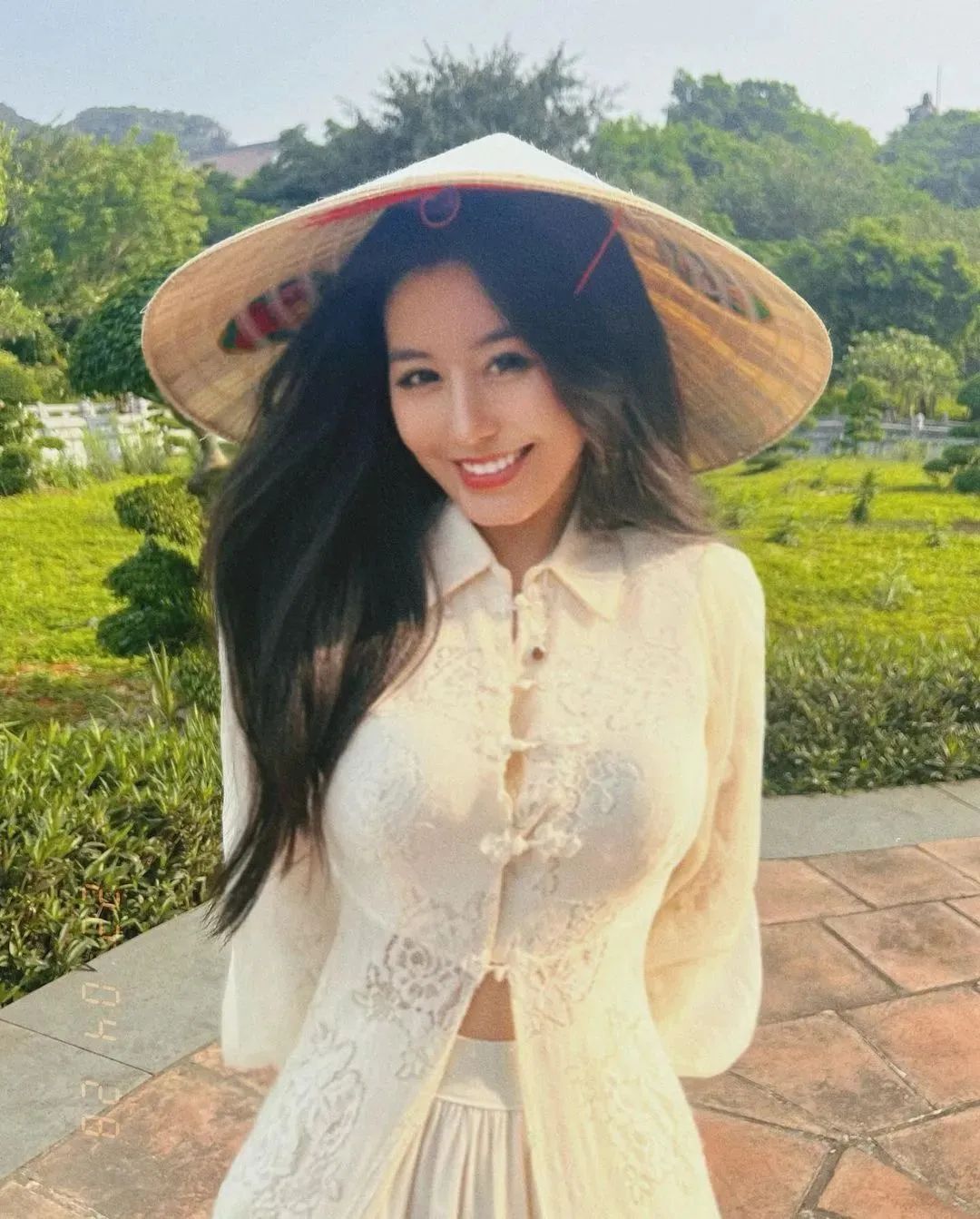 越南网红VoNgocTran，00后的学生妹她，被网友们称其为“零死角女神”