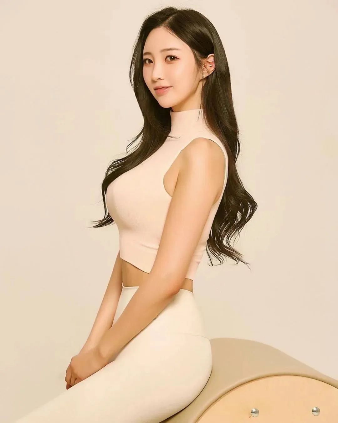 她曾是韩国选美小姐季军，今成功转型为颜值与身材俱佳的瑜伽老师