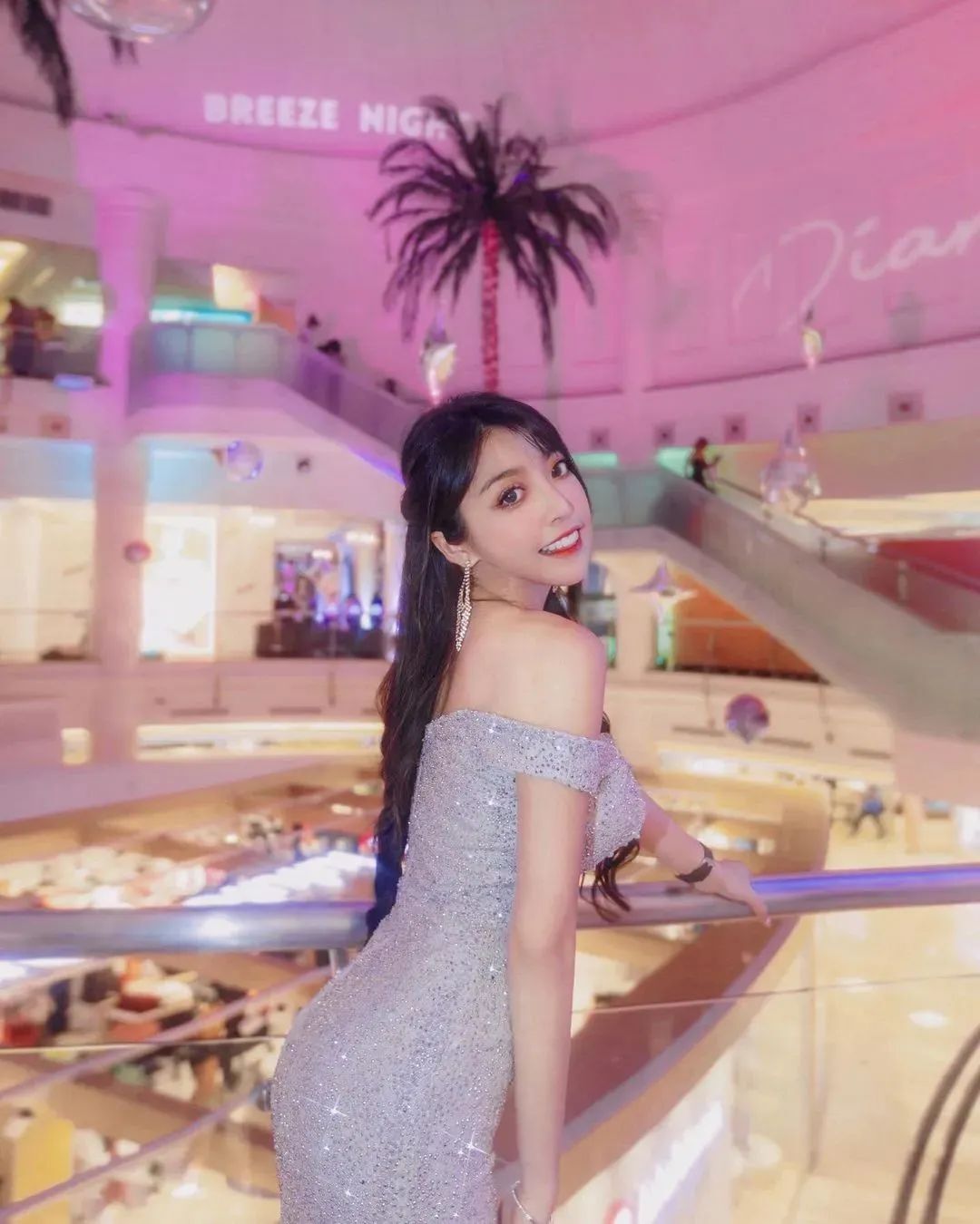 李佳玲，才貌双全惹人爱的网红美女