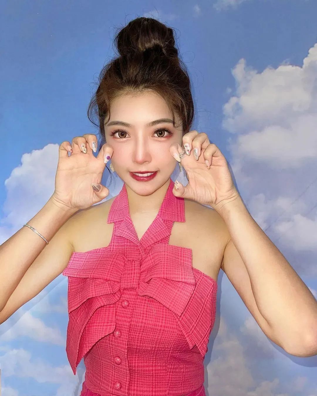 李佳玲，才貌双全惹人爱的网红美女