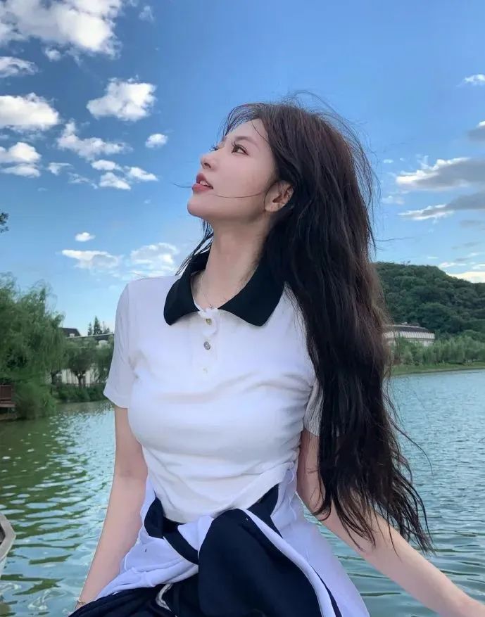 北影校花邓子怡，甜美迷人的00后小美女