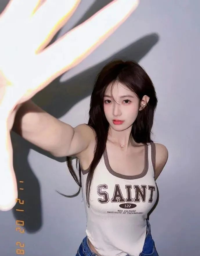 北影校花邓子怡，甜美迷人的00后小美女