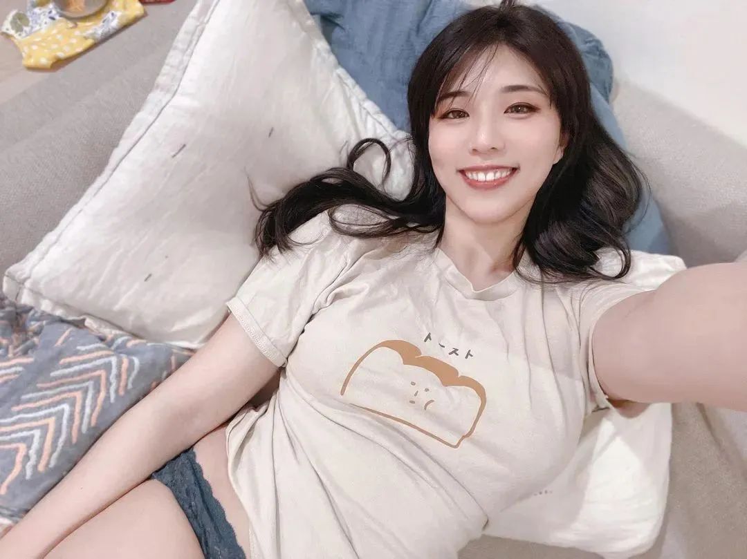台湾网红小墨，才貌双全的美女主播