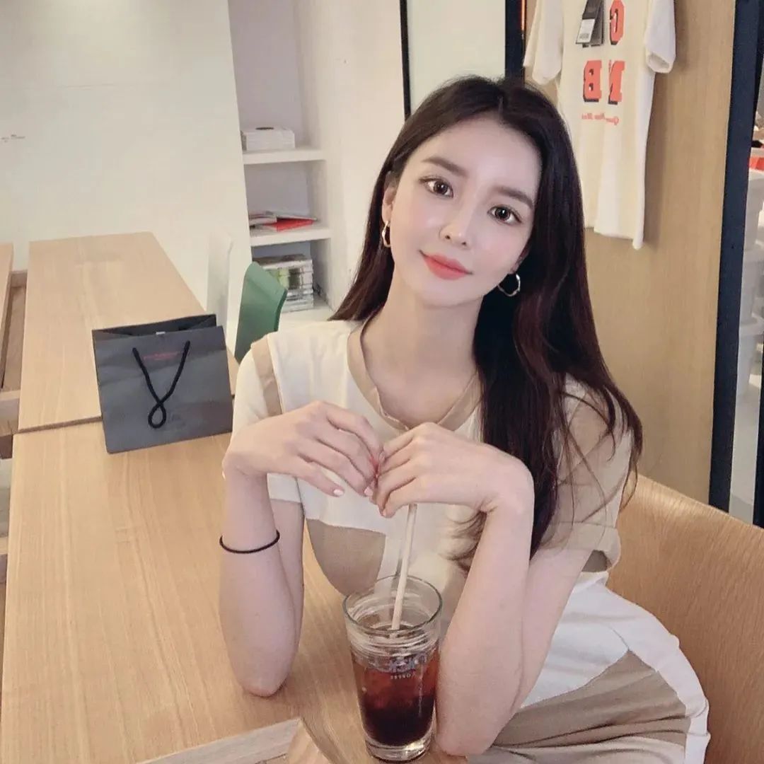 韩国网红young in leeeee，甜美迷人的韩国小姐季军得主