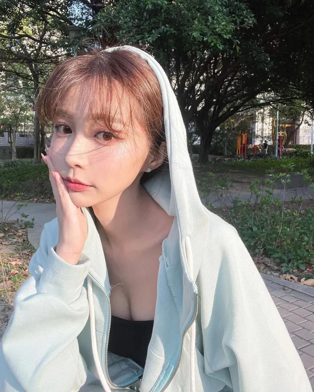 台湾网红简彤羽，才貌双全的美女模特