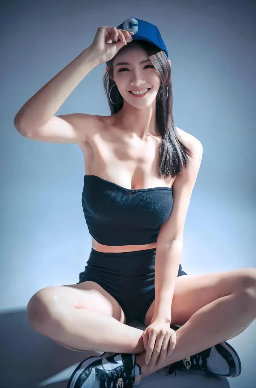 台湾网红茵茵，充满青春活力的美女模特