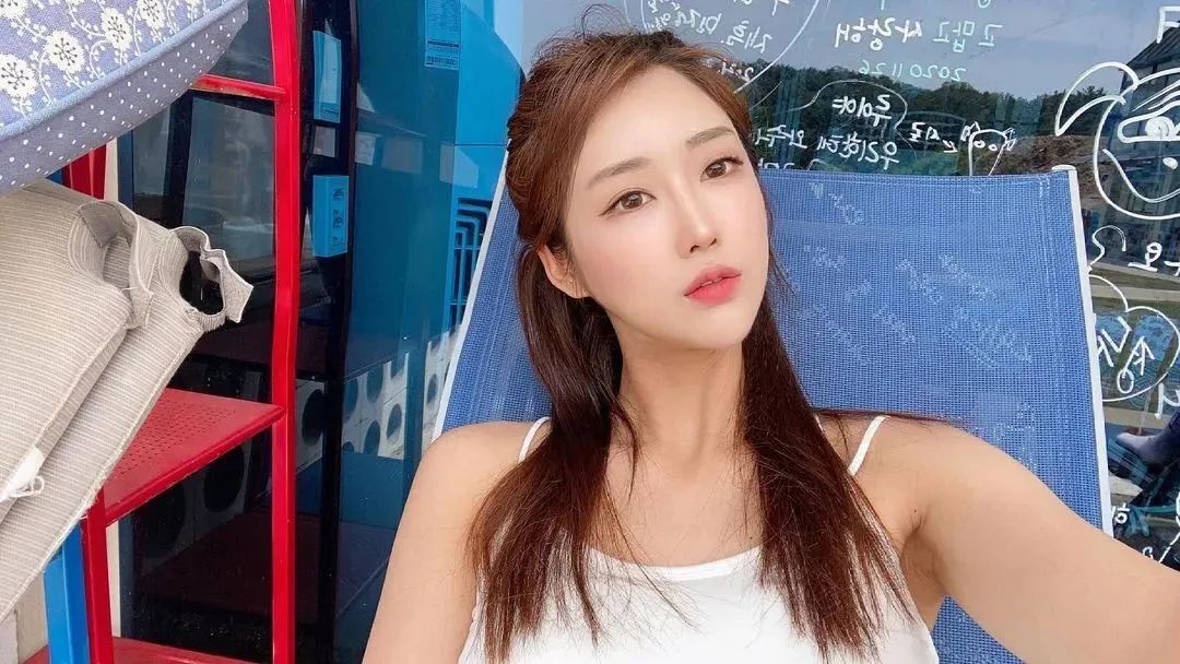 韩国最美车模柳多妍，至今单身未婚的她，32岁仍如少女