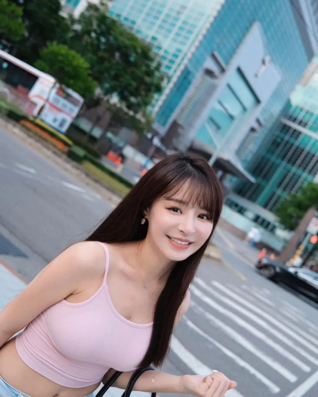 台湾网红吴婕安，拥有天使童颜的她，被网友称其为“呆萌女神”