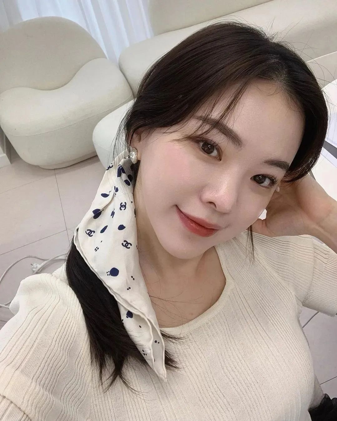 韩国网红荷娜，五官精致的微胖女神