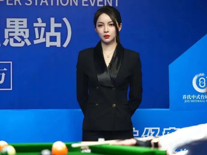 国产网红王钟瑶，辣度指数爆表的最美桌球裁判