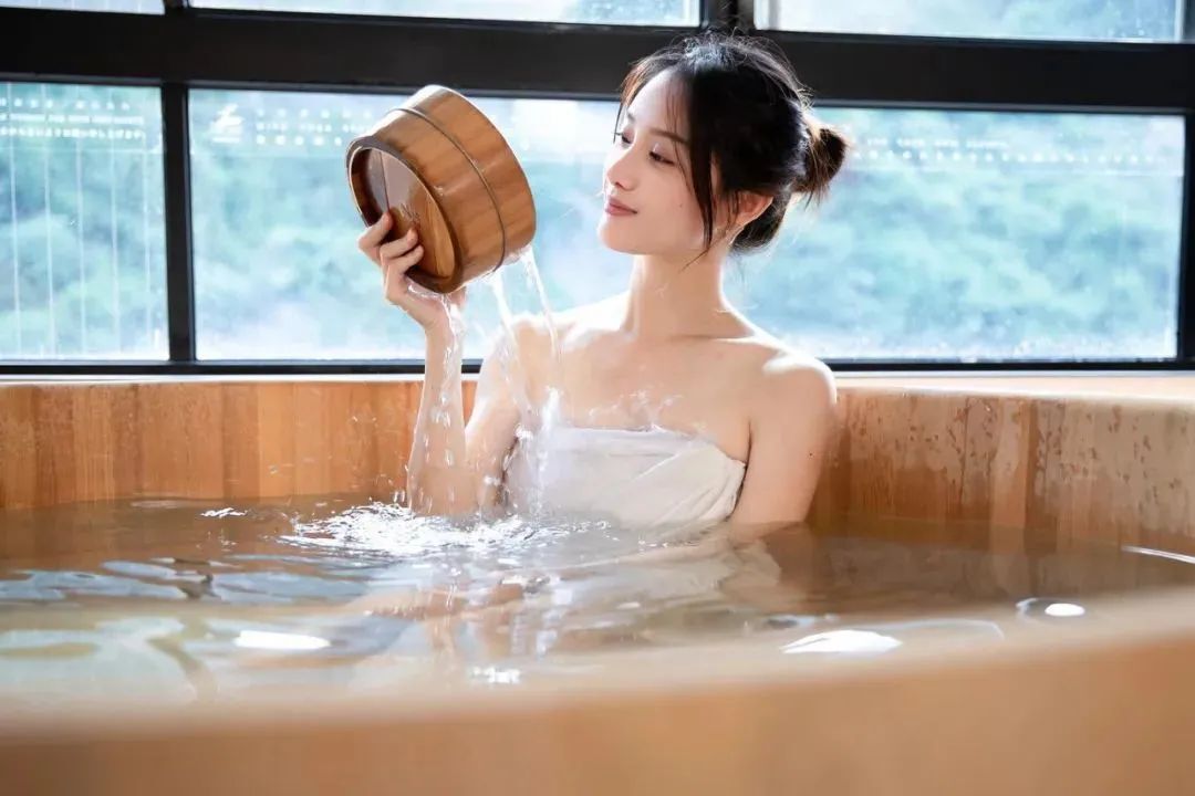 台湾网红君白，清纯可爱的啦啦队女神