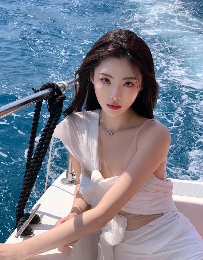 国产网红叶逸，如樱花般绽放美丽的温柔系女神
