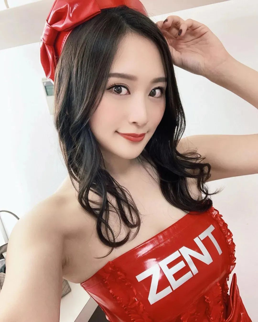 日本网红 | 福江ななか，甜美又性感的赛车模特