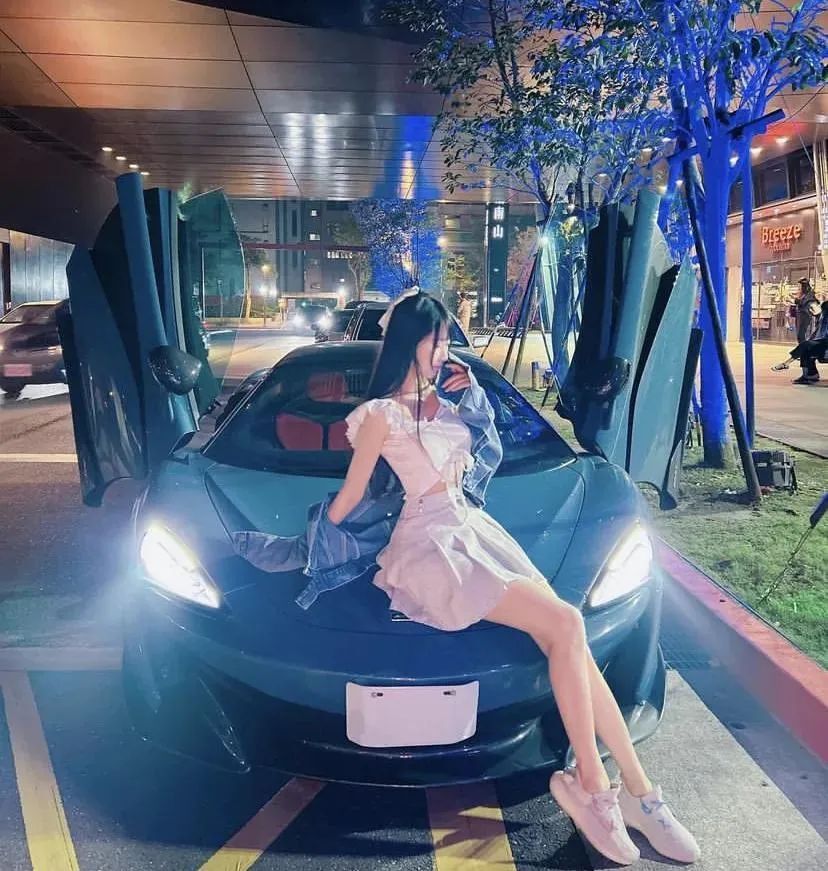 台湾网红 | 蕾儿，甜美又性感的顶级车模