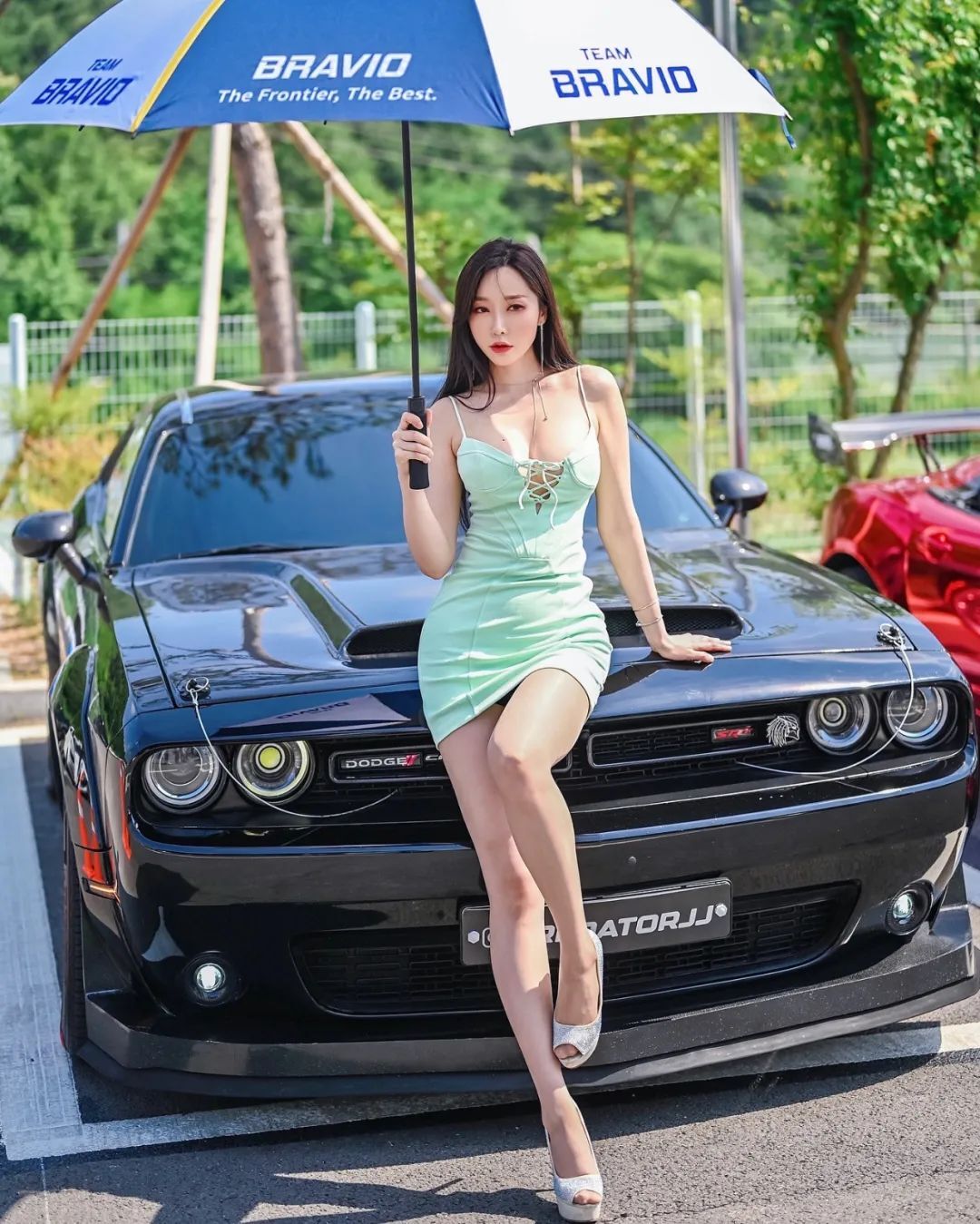 韩国极品车模，这大长腿还这么穿，直呼顶不住！