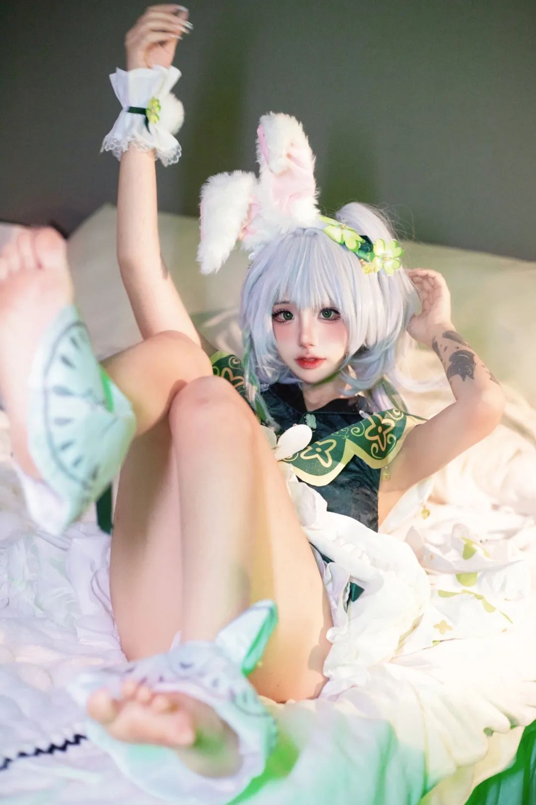 原神cos：黑丝+旗袍，甘雨太漂亮了！裸足女仆雷神，白丝清凉装刻晴真吸睛！