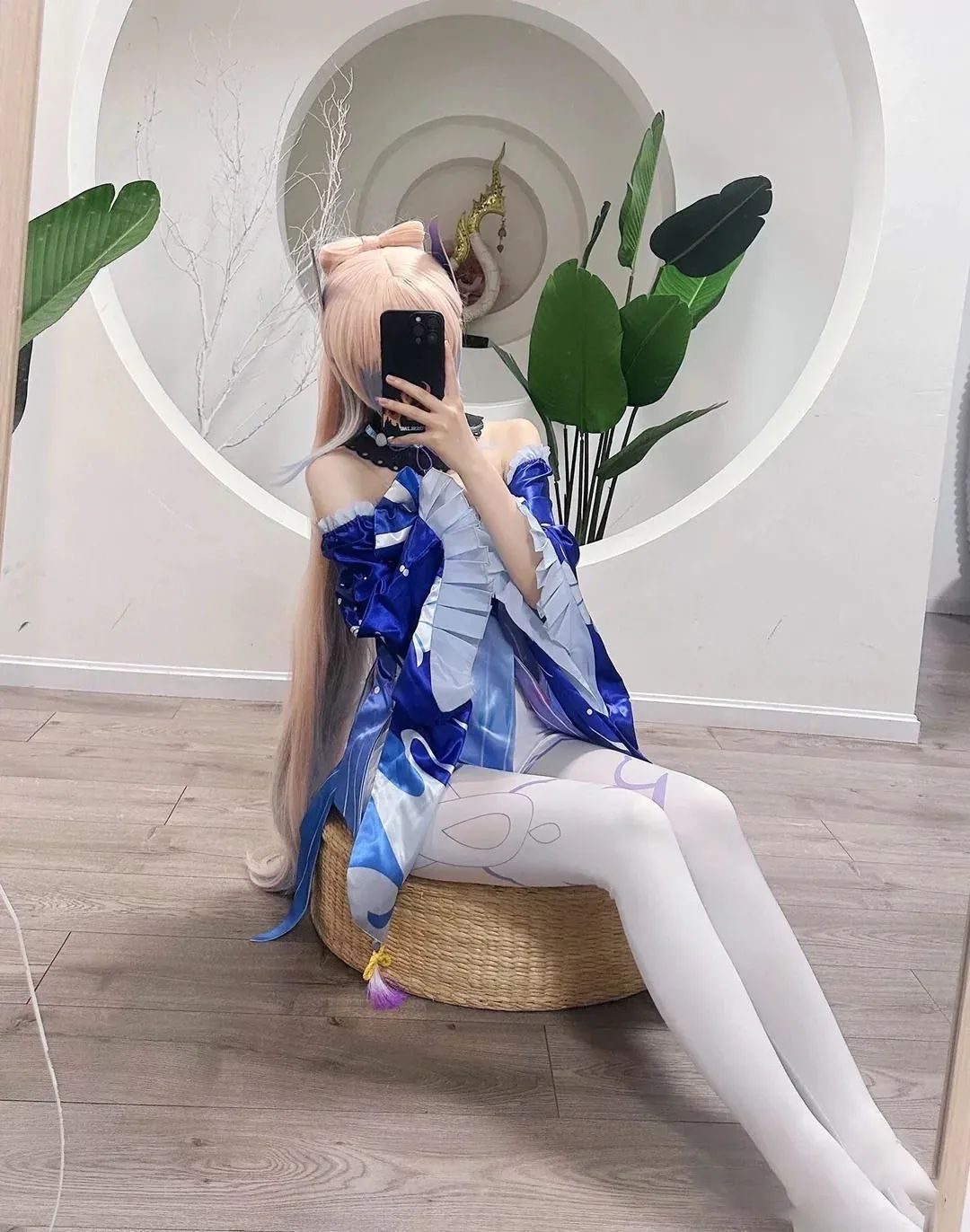 原神cos：裸足+女仆装，雷神太可爱了！红色旗袍申鹤，白丝女仆神子，刻晴甘雨黑丝皮裤让人狂喜！