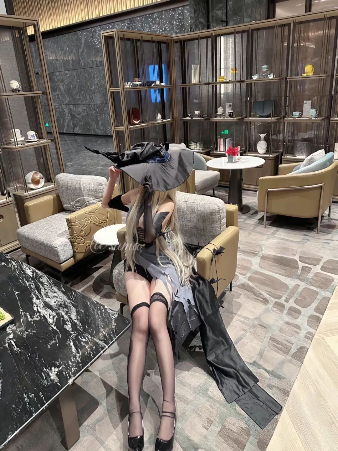 原神cos：超短裤神子太御了！黑丝兔女郎甘雨，勒肉黑丝凝光，白丝女仆申鹤绫华让人狂喜！
