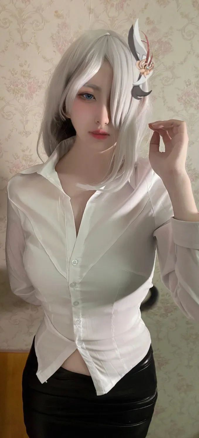 原神cos：申鹤泳装颜值太美了！制服皮裤也不错！雷神女仆装让人狂喜！夜兰姿势超赞！